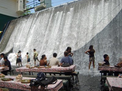 enjoy-a-meal-with-your-feet-in-a-waterfall-in-the-philippines