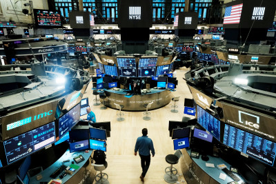 Συγκρατημένες απώλειες στη Wall Street χάρη στις μετοχές τεχνολογίας