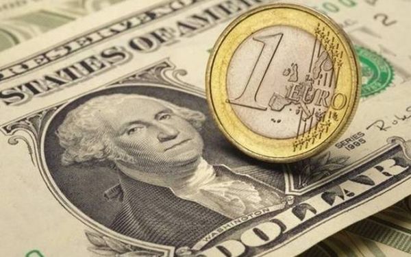 Από το υψηλό ενός μήνα υποχωρεί το ευρώ