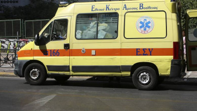 Χαϊδάρι: Αυτοκίνητο έπεσε σε στάση λεωφορείου- Τραυματίστηκε 23χρονη