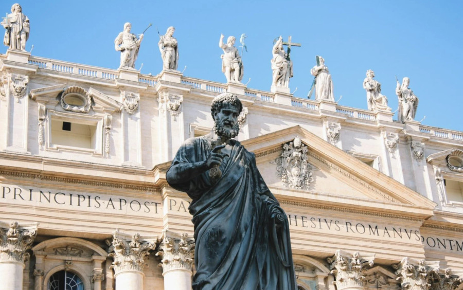 Μπιενάλε Βενετίας: Το Βατικανό προσκάλεσε τον… Maurizio Cattelan να συμμετέχει στην έκθεσή του