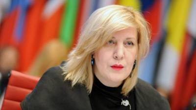 Απελευθέρωση των κρατούμενων μεταναστών ζητεί η Επίτροπος Dunja Mijatović