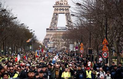 Με εντάσεις συνεχίζονται οι διαδηλώσεις στο Παρίσι
