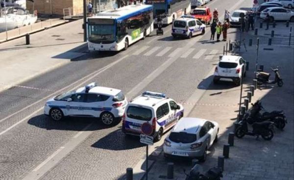 Αυτοκίνητο έπεσε σε στάσεις λεωφορείου στη Μασσαλία- Ένας νεκρός