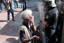 Ντροπή! Τα ΜΑΤ ψέκασαν γυναίκα-σύμβολο της Εθνικής Αντίστασης