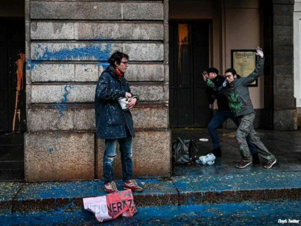 Ακτιβιστές πέταξαν μπογιές στην είσοδο της διάσημης Σκάλας του Μιλάνου