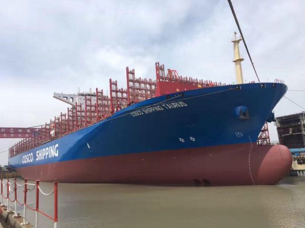 Το mega ship «Cosco Shipping Taurus» στο λιμάνι του Πειραιά