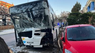 Θεσσαλονίκη: Ακυβέρνητο λεωφορείο προκάλεσε υλικές ζημιές- Τραυματίστηκε ο οδηγός