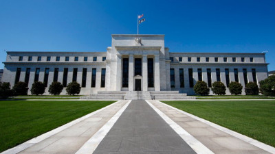Αλλάζουν τα «πονταρίσματα» για τις μειώσεις επιτοκίων της Fed