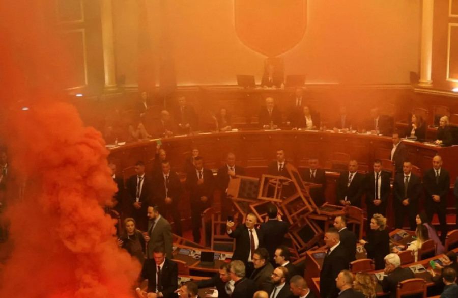 Αλβανία: Με καπνογόνα στη Βουλή η αντιπολίτευση-Αντιδρά για τον προϋπολογισμό