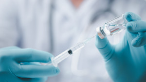 COVID-19: Ο υποεμβολιασμός συσχετίστηκε με αυξημένο κίνδυνο σοβαρών περιστατικών
