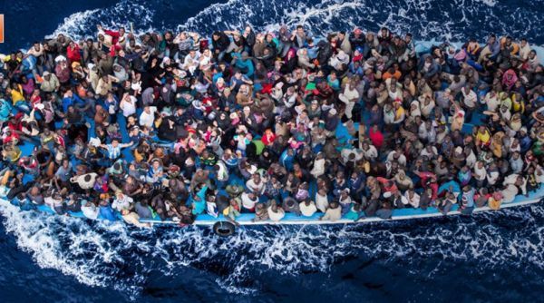 Διάσωση 1.000 μεταναστών στην Ιταλία - Γυναίκα γέννησε σε φουσκωτό