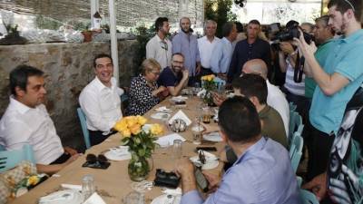 Σε ουζερί στο Λαύριο το γεύμα Τσίπρα με δημοσιογράφους