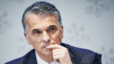 Η UBS επαναφέρει τον Σέρτζιο Ερμόττι στη θέση του CEO