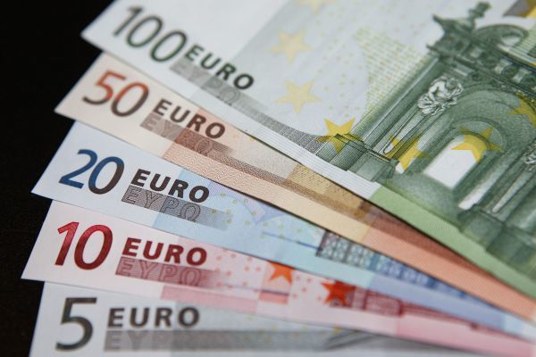 Πιέσεις στο ευρώ μετά το ναυάγιο στις γερμανικές διαπραγματεύσεις