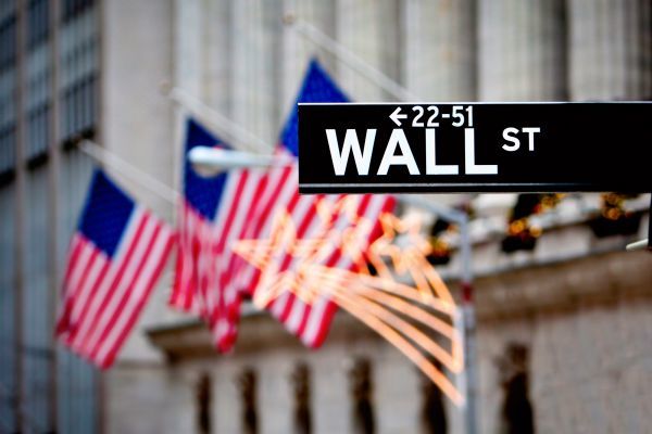 Nέα ρεκόρ στη Wall Street παρά τις πιέσεις