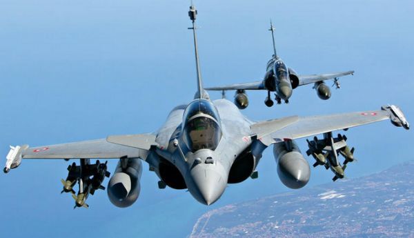 Η Γαλλία προχώρησε στις πρώτες αεροπορικές επιδρομές στη Συρία