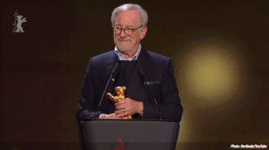 “Δεν τελείωσα ακόμα”: Ο Steven Spielberg βραβεύτηκε με τιμητική Χρυσή Άρκτο στην Berlinale