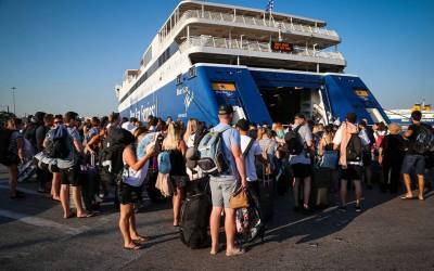 Αυξημένη η κίνηση στο λιμάνι του Πειραιά-Αυστηρά μέτρα προστασίας