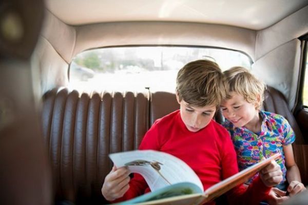 Γιατί τα παιδιά πρέπει να ταξιδεύουν στο πίσω κάθισμα