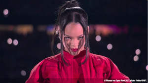 Super Bowl 2023: Η (έγκυος) Rihanna έδειξε πώς “κερδίζεις” το Halftime Show