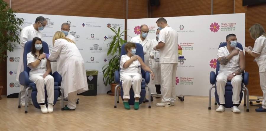 Ιταλία: Εμβολιάστηκαν τρεις πολίτες-Κόντε: H χώρα ξυπνά και πάλι (video)