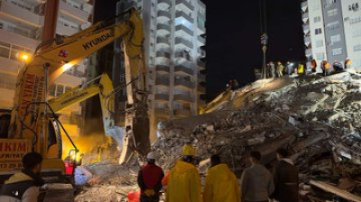Σεισμοί στην Τουρκία: Πάνω από 4.800 νεκροί, εκατομμύρια άστεγοι