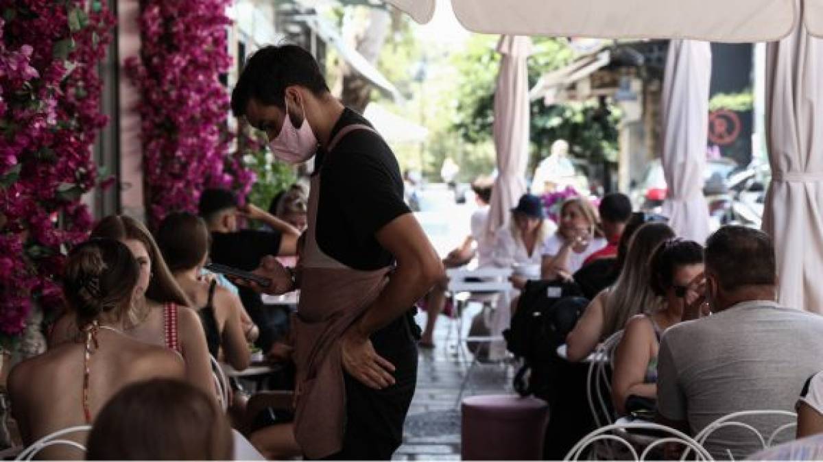 Σχέδιο... ελευθερίας για εμβολιασμένους- «Mini lockdown» μόνο για ανεμβολίαστους