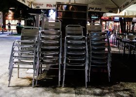 Κορονοϊός-Νέα μέτρα: Πού κλείνουν μπαρ, εστιατόρια στις 24.00-Ακυρώνεται η ΔΕΘ