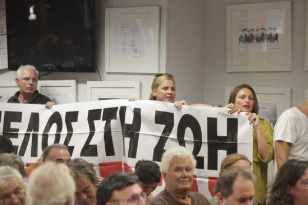 Μπλόκο Κωνσταντοπούλου: Απαγόρευσε την είσοδο συμβασιούχων στη Βουλή