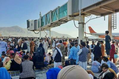 Χάος με πυροβολισμούς και ποδοπατήματα στο αεροδρόμιο της Καμπούλ-Πέντε νεκροί