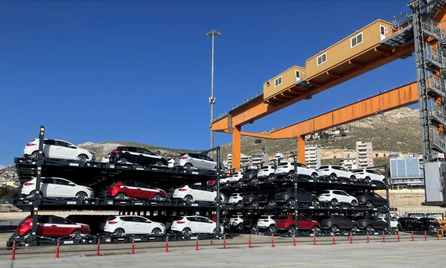 Λιμάνι Πειραιά: Κύριος διαμετακομιστικός κόμβος για μεταφορά αυτοκινήτων σε κοντέινερ