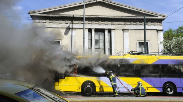 Χωρίς τέλος οι επιθέσεις σε λεωφορεία και τρόλεϊ