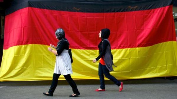 Οι Γερμανοί απορρίπτουν την πολιτική ασύλου της Μέρκελ