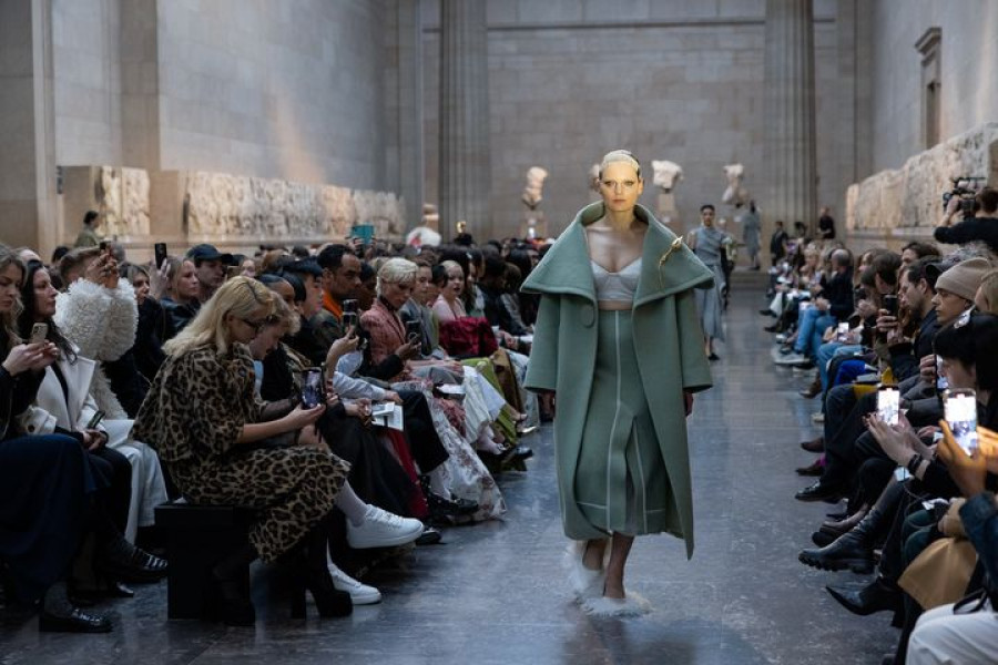 Μενδώνη: H επίδειξη μόδας στο Βρετανικό Μουσείο ευτελίζει τα Γλυπτά