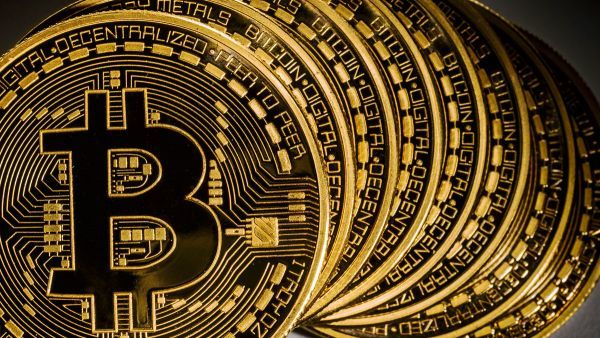 Bitcoin: Σκαρφαλώνει και πάλι μετά τη βουτιά