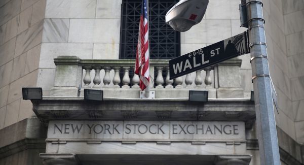Απομακρύνεται ακόμα περισσότερο από τα ρεκόρ η Wall Street