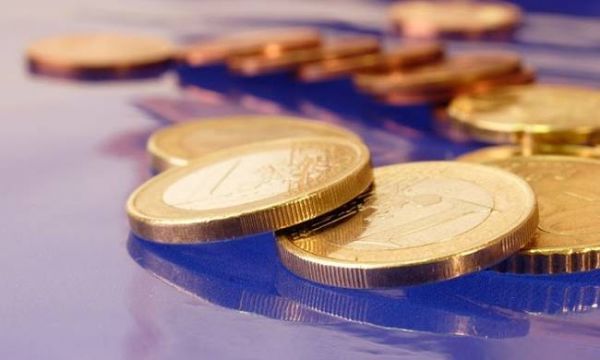 «Πέφτει» το ευρώ λόγω Ελλάδας, Ιταλίας και Ντράγκι