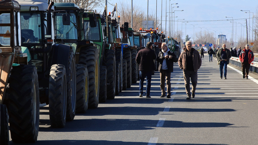 Οι αγρότες της Ευρώπης συνεχίζουν τις κινητοποιήσεις