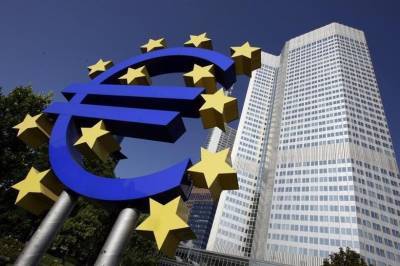 Καλπάζων πληθωρισμός, επιβράδυνση της ανάπτυξης και στη μέση η ΕΚΤ