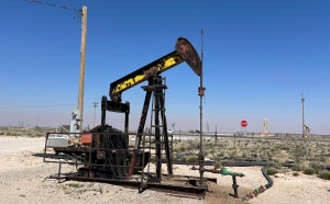 Ισορροπεί εν μέσω εντάσεων, αλλά και οικονομικής ανησυχίας το πετρέλαιο