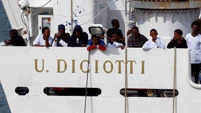 Ιταλία: Για λόγους υγείας αποβιβάστηκαν 16 άτομα από το «Diciotti»