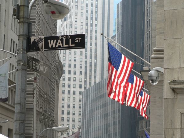 «Κατέρρευσε» η Wall Street υπό το βάρος των μάκρο