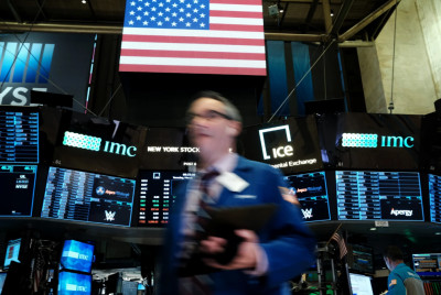 Ασκήσεις ισορροπίας στη Wall Street με το «βλέμμα» στο χρέος