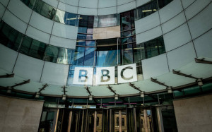 BBC: «Μαχαίρι» σε 1.000 θέσεις εργασίας-Κάνει στροφή σε ψηφιακές υπηρεσίες