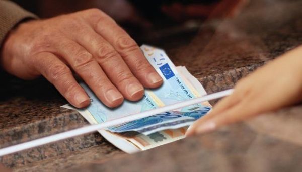 Αναδρομικός «κόφτης» στις κύριες συντάξεις άνω των 2.000 ευρώ