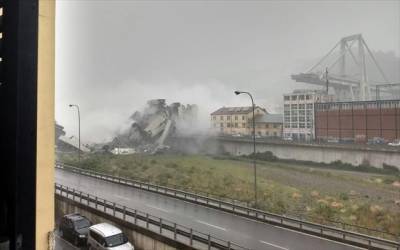 Κατέρρευσε γέφυρα στη Γένοβα- Αυτοκίνητα στο κενό- Τουλάχιστον 35 νεκροί