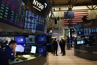 Νωθρό start στη Wall Street- Τα «βλέμματα» σε κατανάλωση, λιανεμπόριο