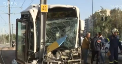 Τροχαίο στην παραλιακή: Λεωφορείο γεμάτο επιβάτες έπεσε σε κολώνα