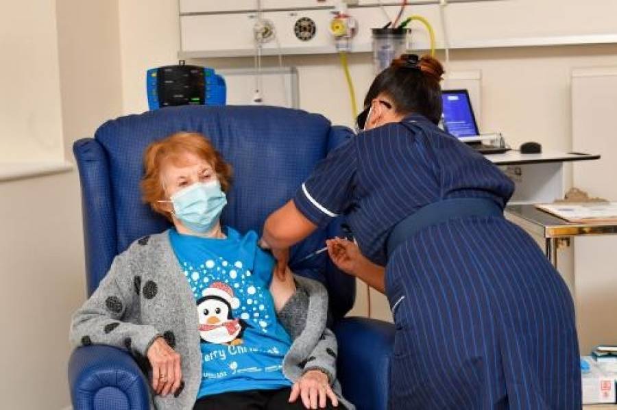 Κορονοϊός: 90χρονη Βρετανίδα ο πρώτος άνθρωπος που εμβολιάστηκε παγκοσμίως